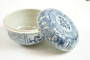 Early 20th Century Chinese Porcelain Blue and White Bowl w/ Top