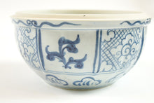 Load image into Gallery viewer, Early 20th Century Chinese Porcelain Blue and White Bowl w/ Top
