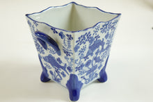 Load image into Gallery viewer, Early 20th Century Chinese Porcelain Vace
