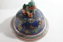 Load image into Gallery viewer, A Pair of Antique Chinese Porcelain Urns