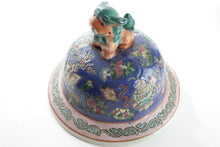 Load image into Gallery viewer, A Pair of Antique Chinese Porcelain Urns
