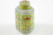 Load image into Gallery viewer, Pair of Early 20th Century Chinese Porcelain Jars w/ Tops
