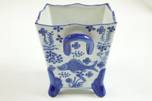 Load image into Gallery viewer, Early 20th Century Chinese Porcelain Vace
