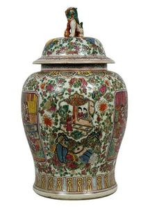 Chinese porcelain jar with lid  has a lion on the lid