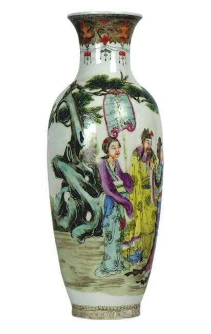 Antique Chinese Porcelain Vase with marking on the bottom