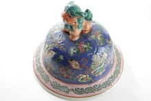 Load image into Gallery viewer, A Pair of Antique Chinese Porcelain Urns
