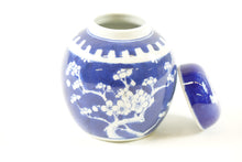 Load image into Gallery viewer, Antique Blue and White Chinese Porcelain Jar with lid - Circle marking on the bo
