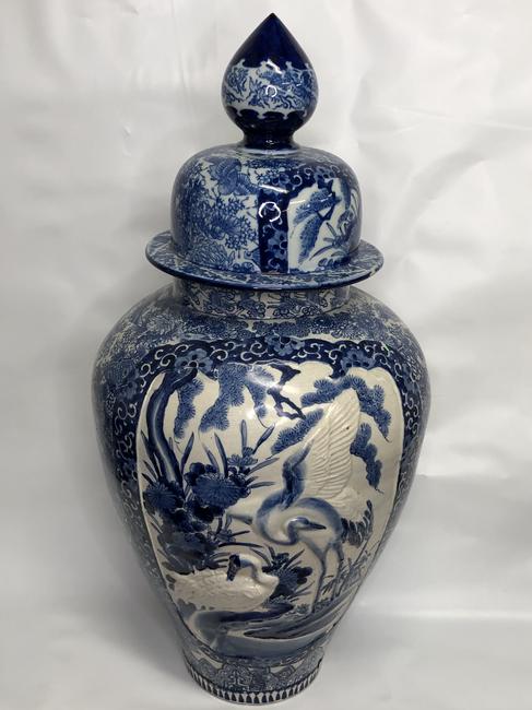 Large antiique vase, Blue and white