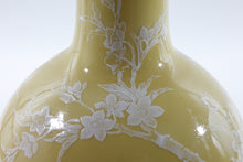 Load image into Gallery viewer, A Pair of Beautiful Gold and White Chinese Porcelain Marking on the Bottom
